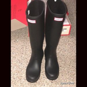 Like New Black Hunter Boots (Size 8)